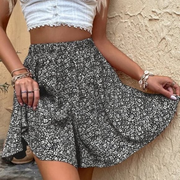 All Over floral ditsy Print Mini Flared Skirt black - Picture 3 of 6